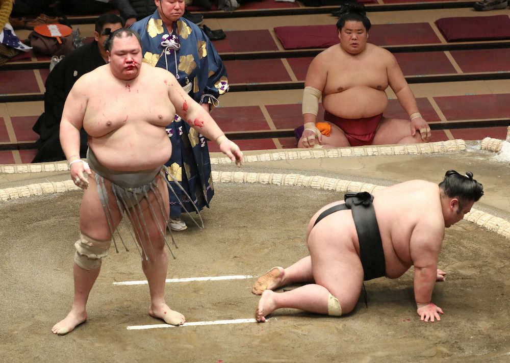 大相撲初場所3日目、北勝富士（左）に突き落としで敗れた貴景勝（撮影・郡司　修）