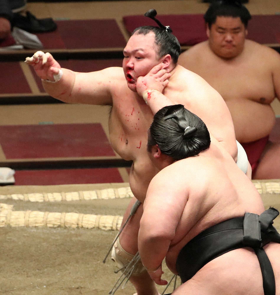 【画像・写真】北勝富士、流血にも負けず　大関・貴景勝破り今場所初白星