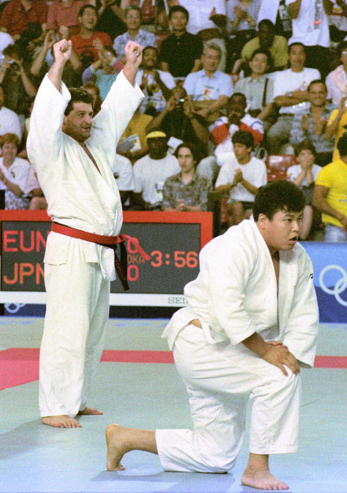 92年バルセロナ五輪柔道男子95キロ超級決勝で小川（右）を破って喜ぶハハレイシビリさん