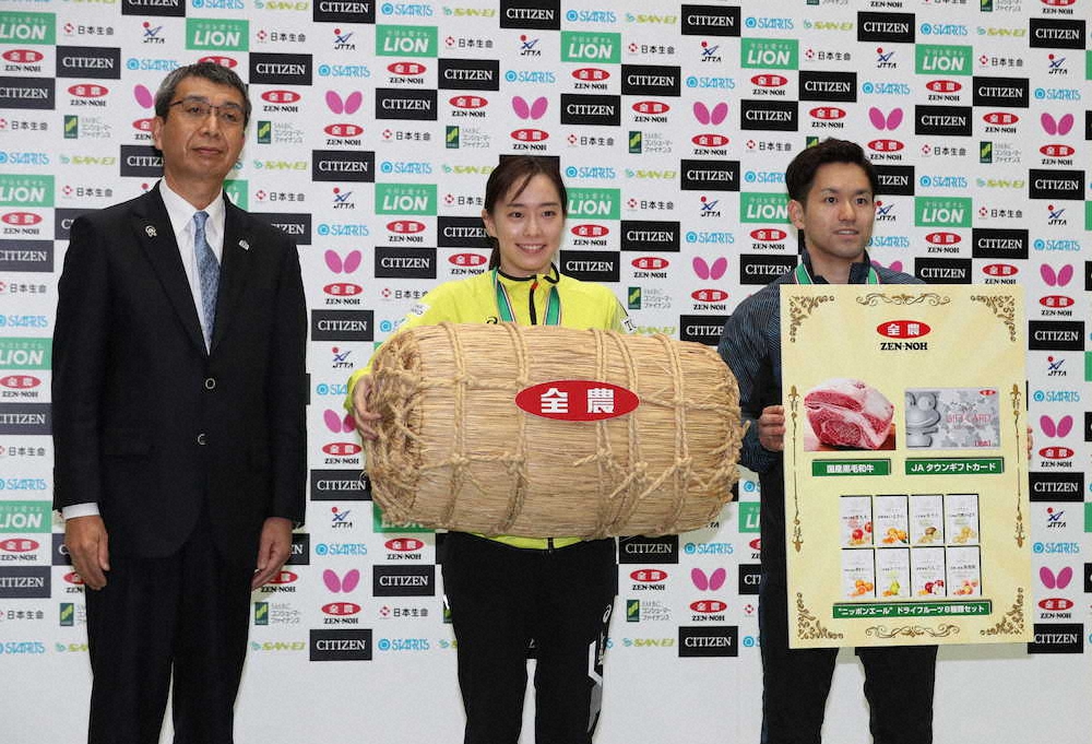 【画像・写真】優勝の男子・及川＆女子・石川に全農から豪華副賞
