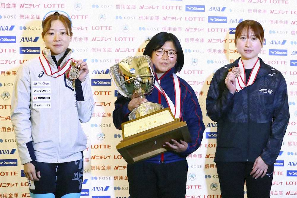 女子総合優勝を果たした山名里奈(中央)。左は2位の菊池萌水、右は3位の渡辺碧（アフロスポーツ/JSF提供）