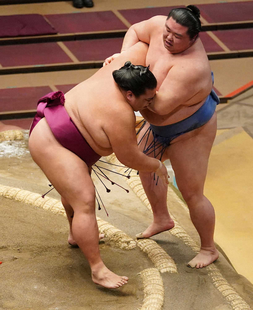 【画像・写真】正代　ライバル御嶽海に敗れ2敗目　優勝争いから一歩後退