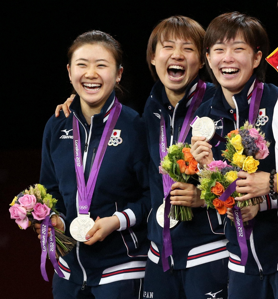ロンドン五輪で銀メダルを手に笑顔を見せる（左から）福原愛、平野早矢香、石川佳純