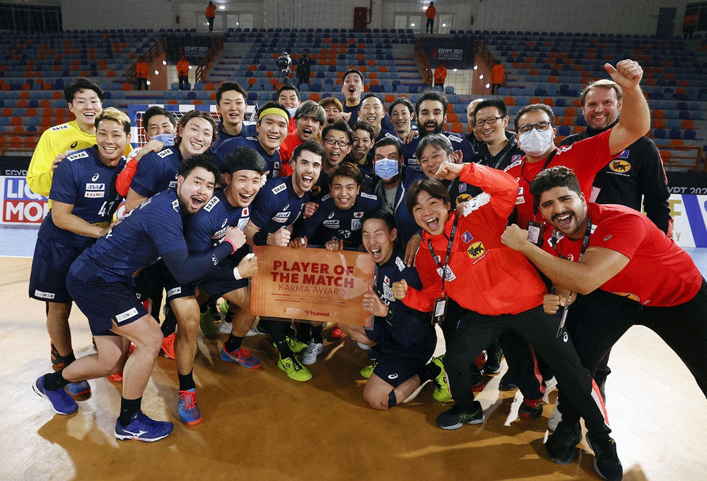 アンゴラに勝利し2次リーグ進出を決め、笑顔で記念撮影する日本代表の選手ら（田口有史/JHA提供）