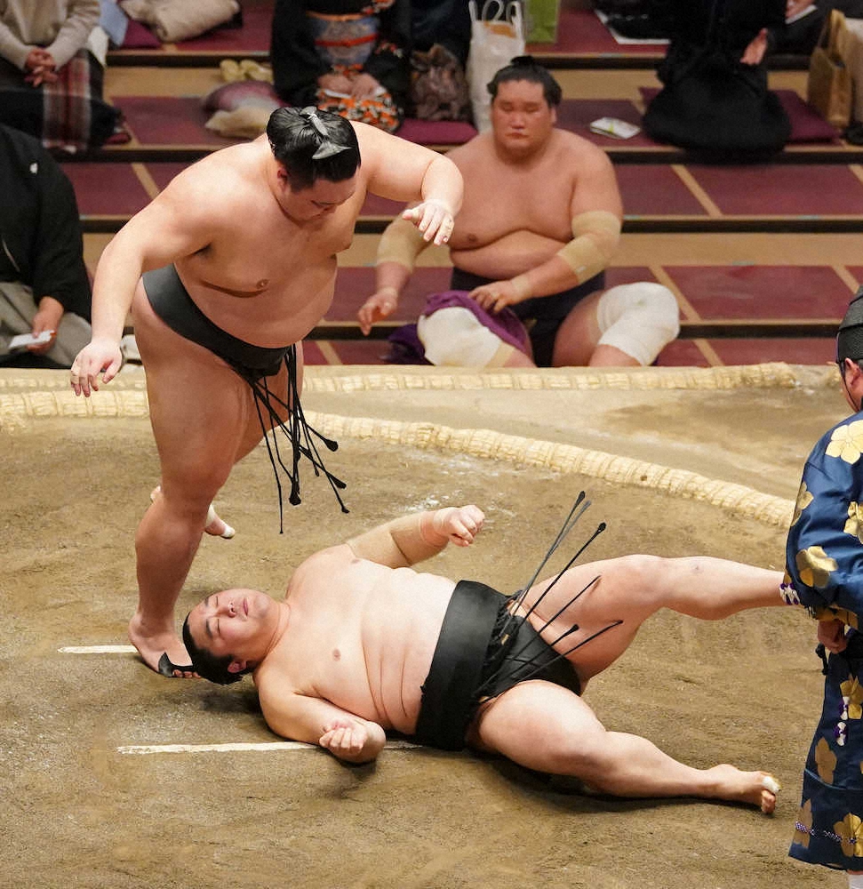 【画像・写真】ともに4敗キープ　朝乃山は豪快投げ、照ノ富士は「土俵の上で落ち着いてやれている」