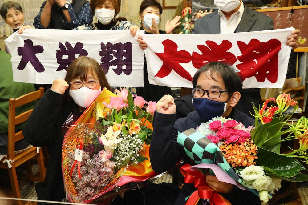 【画像・写真】大栄翔の母が涙「親孝行な息子」　後援会とテレビ観戦で優勝見守る