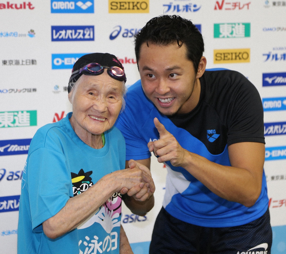 2015年8月、101歳で世界最高齢のマスターズ水泳の背泳ぎトップスイマー長岡三重子さん（左）と握手する競泳男子平泳ぎの北島康介