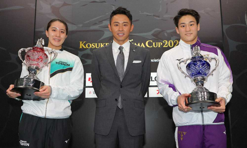 表彰式で記念撮影する（左から）女子最優秀選手の大橋、北島康介氏、男子同・佐藤