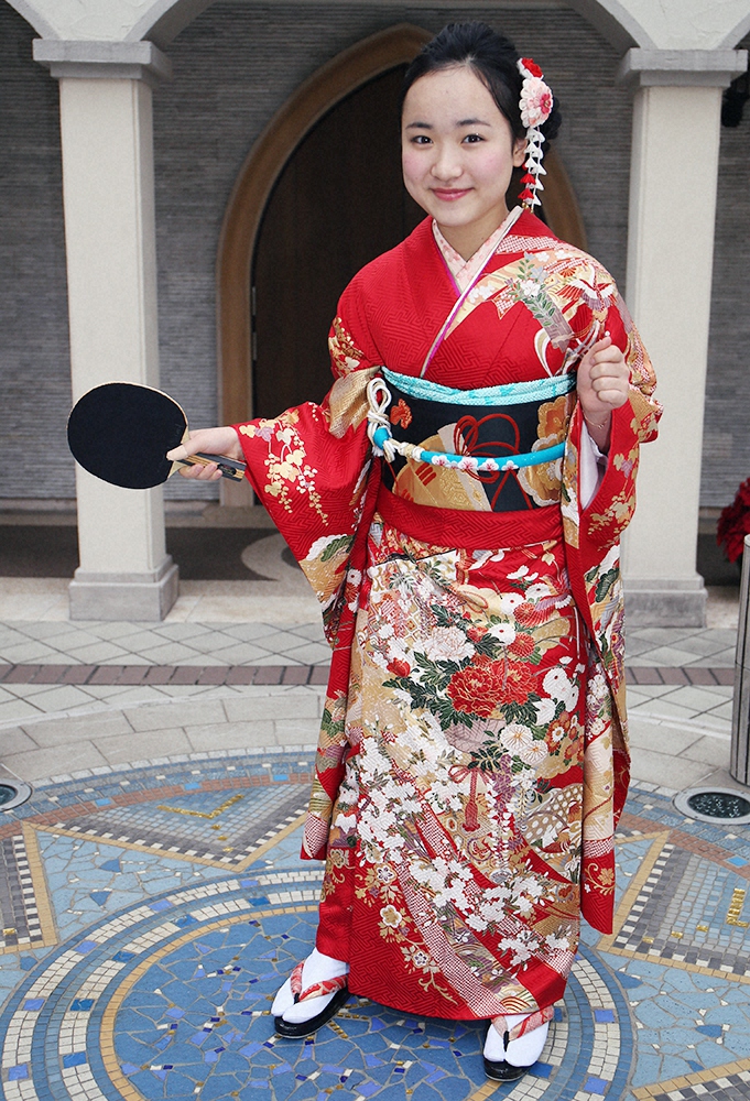 2016年、赤の晴れ着姿を披露した伊藤美誠