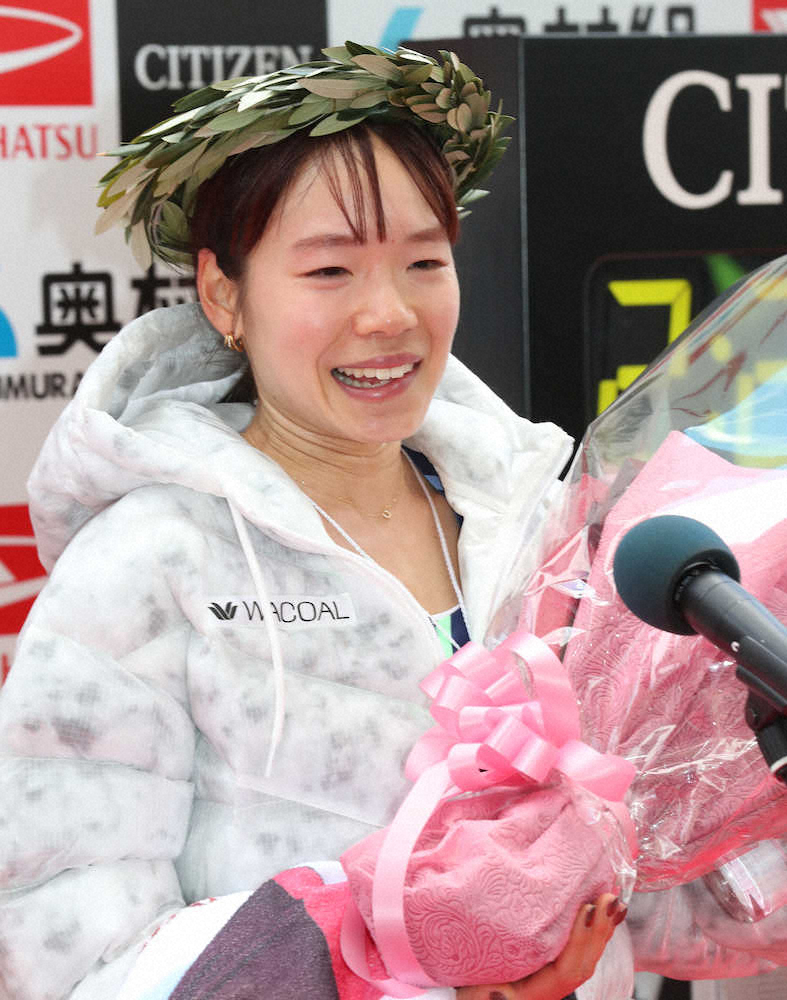 ＜大阪国際女子マラソン＞優勝インタビューで笑顔を見せる一山麻緒（撮影・北條　貴史）