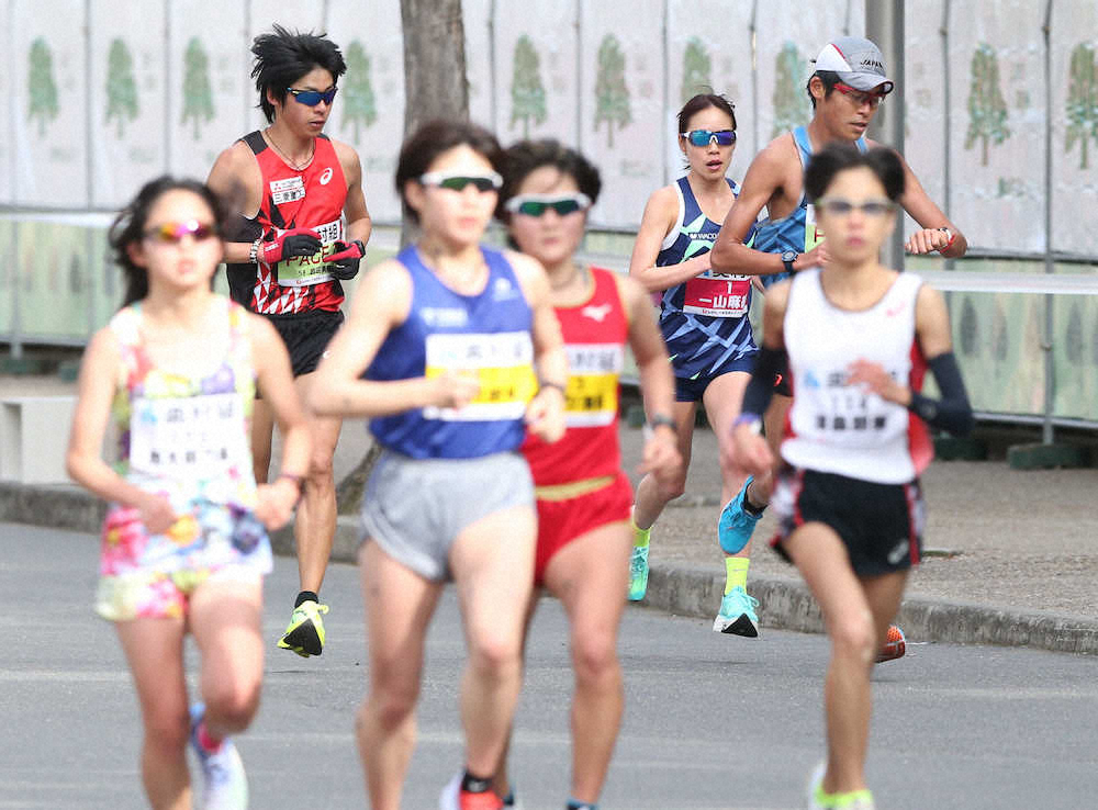 ＜大阪国際女子マラソン＞大勢のランナーを周回遅れにする一山麻緒（撮影・北條　貴史）