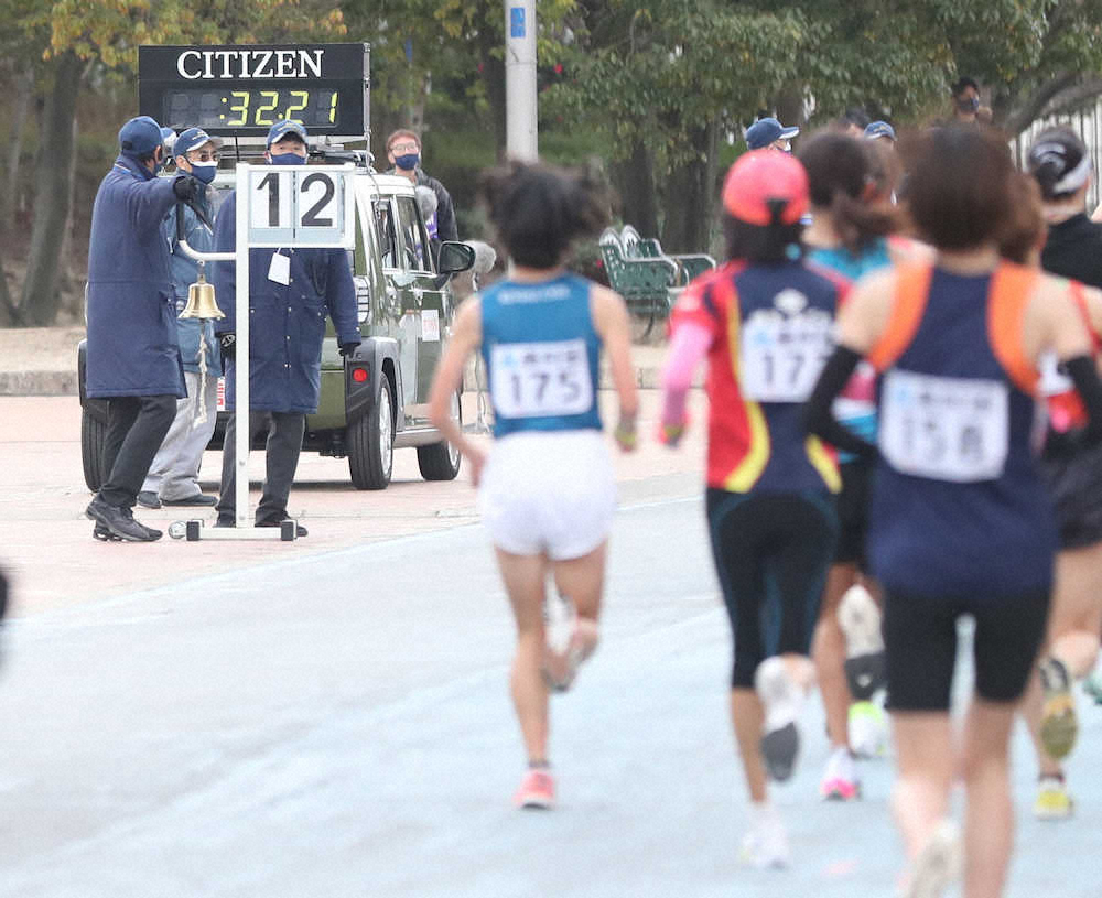＜大阪国際女子マラソン＞係員により残り周回数が表示される（撮影・北條　貴史）
