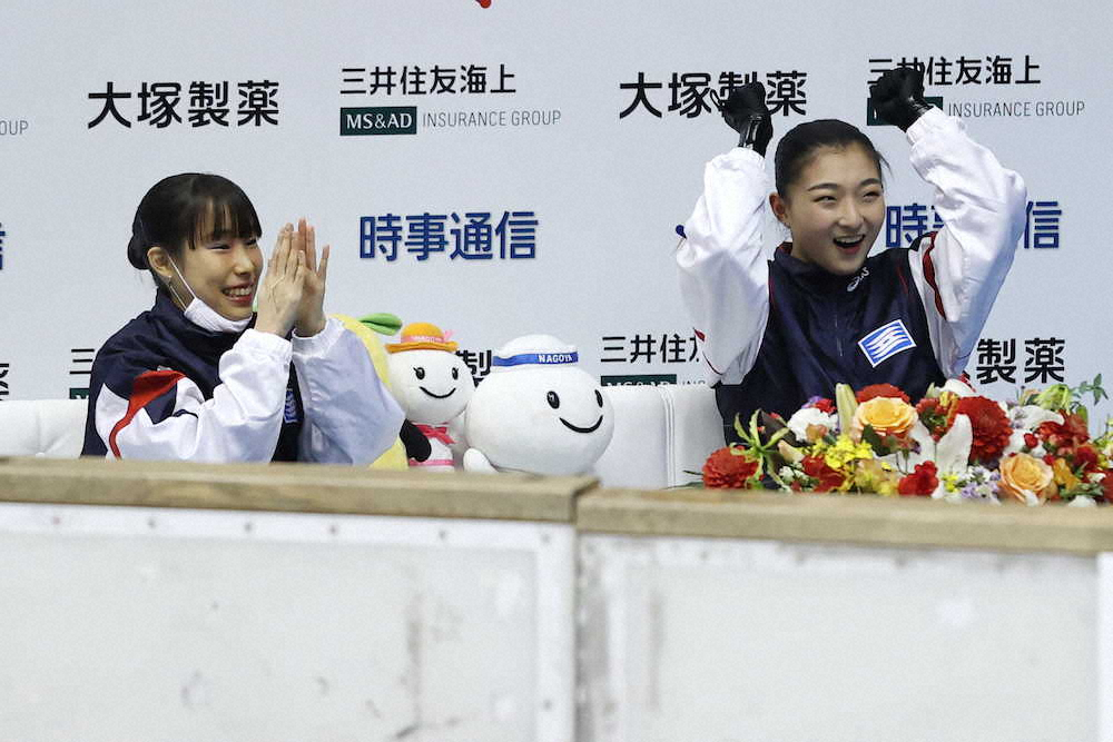 国体フィギュアスケート成年女子フリーで優勝が決まり、喜ぶ兵庫の坂本（右）と三原