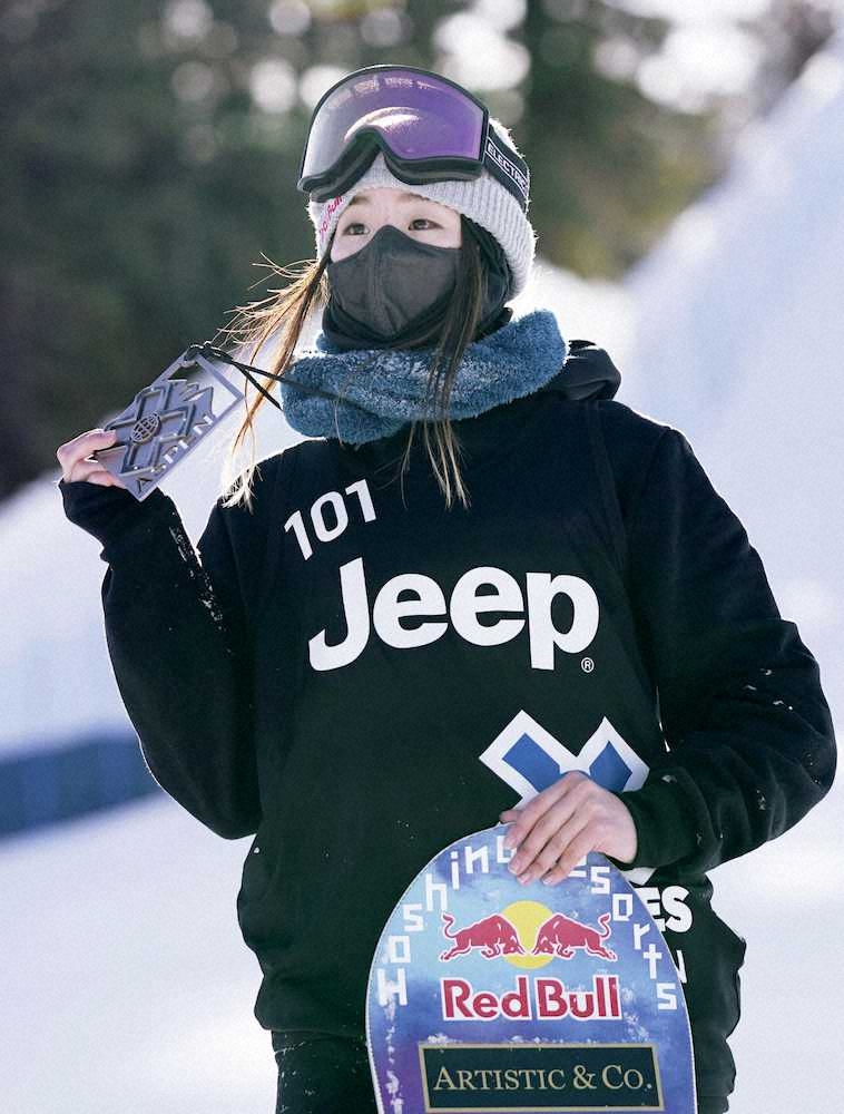 冬季Xゲーム、スノーボードのビッグエア女子で2位に入り、銀メダルを掲げる鬼塚雅