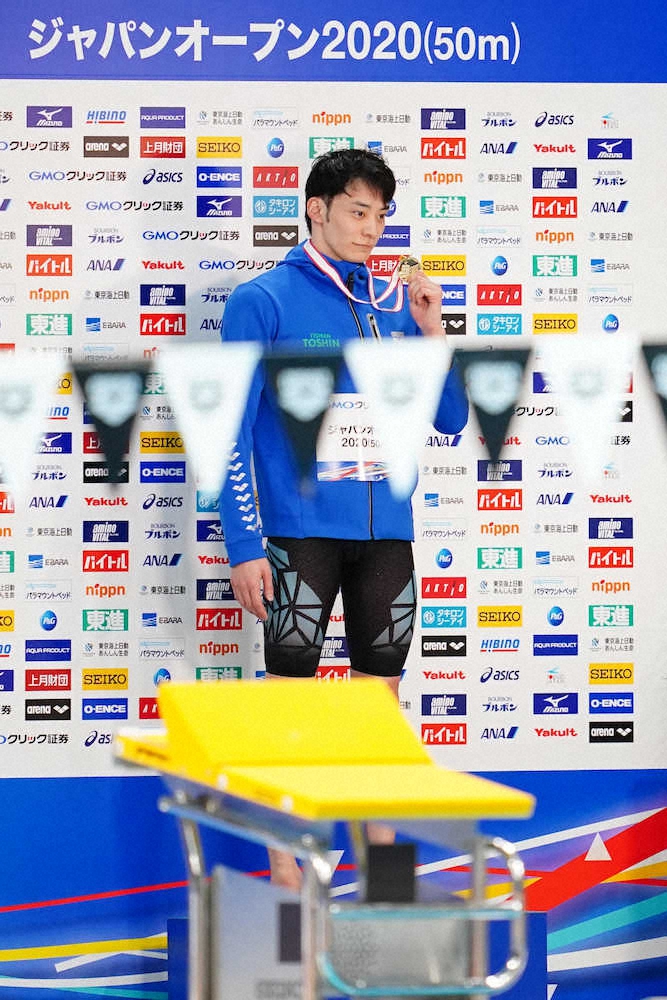 ジャパン・オープン男子100メートル背泳ぎで優勝した入江