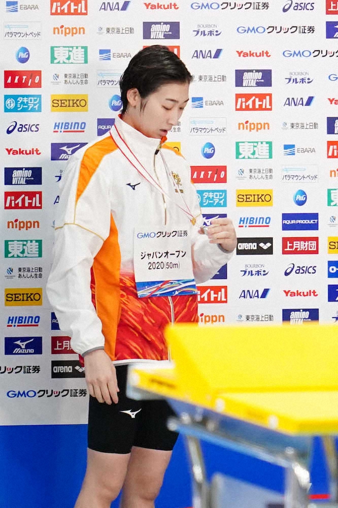 ＜ジャパンオープン2020（50メートル）最終日＞女子50メートル自由形決勝、メダルを見つめる2位となった池江（撮影・会津　智海）
