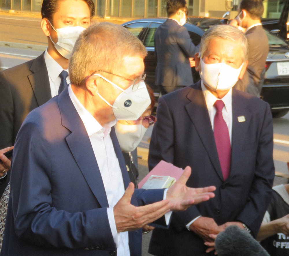 昨年11月、国際オリンピック委員会（IOC）のバッハ会長（手前）が来日した際、東京都中央区晴海の選手村を案内した川淵氏（右）