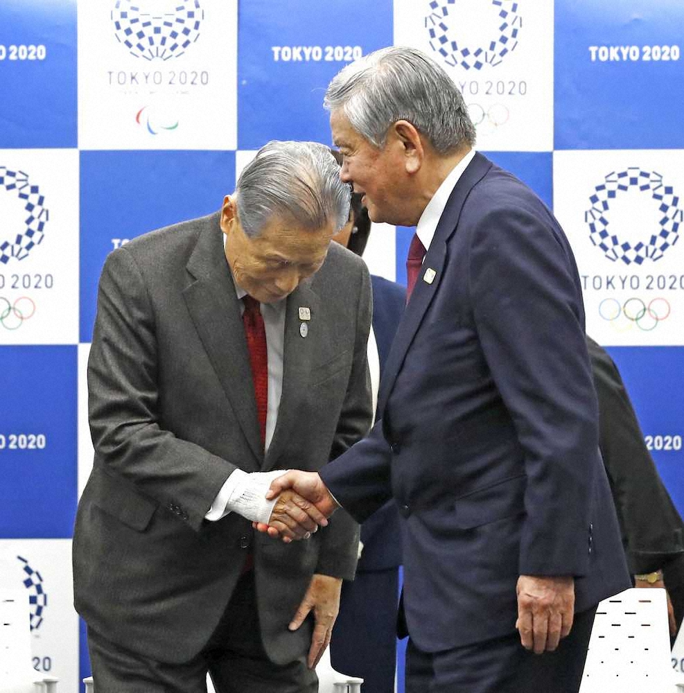 2020年2月3日、東京五輪・パラリンピックの選手村村長就任の記者会見を終え、組織委の森喜朗会長（左）と握手を交わす川淵三郎氏