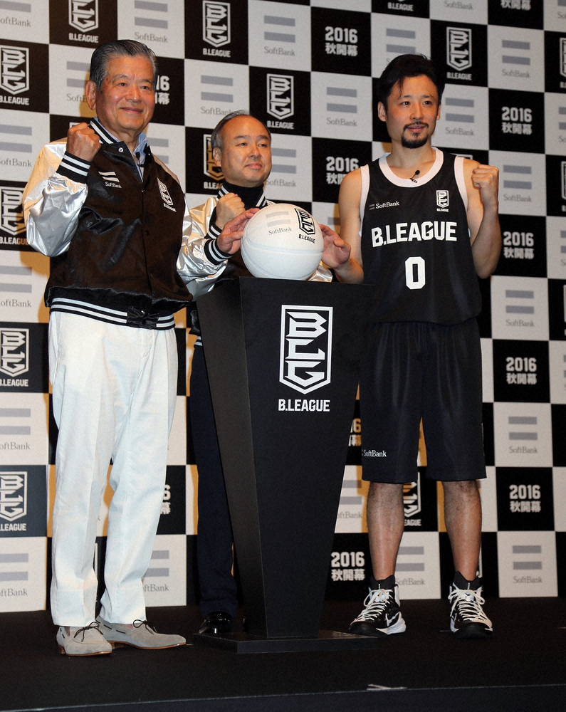 15年、日本バスケットボール協会会長も務めた川淵三郎氏（左）