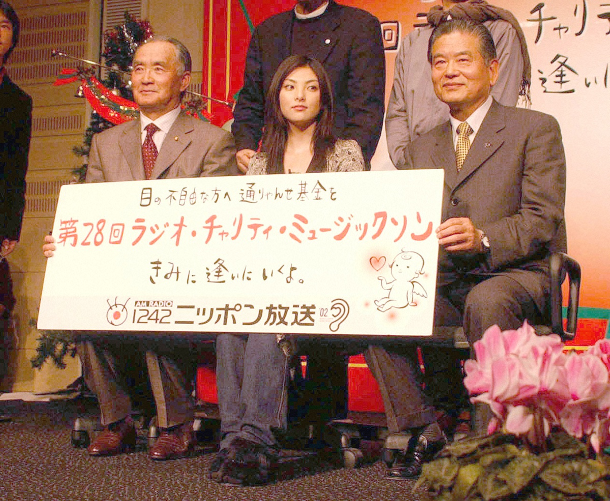 02年、長嶋茂雄氏（左）、田中麗奈と川淵三郎氏
