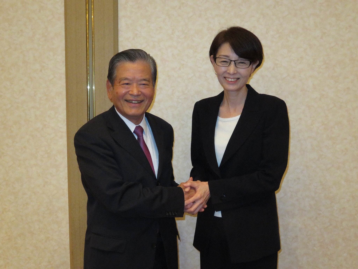 16年、三屋JBA副会長とガッチリ握手する川淵三郎氏