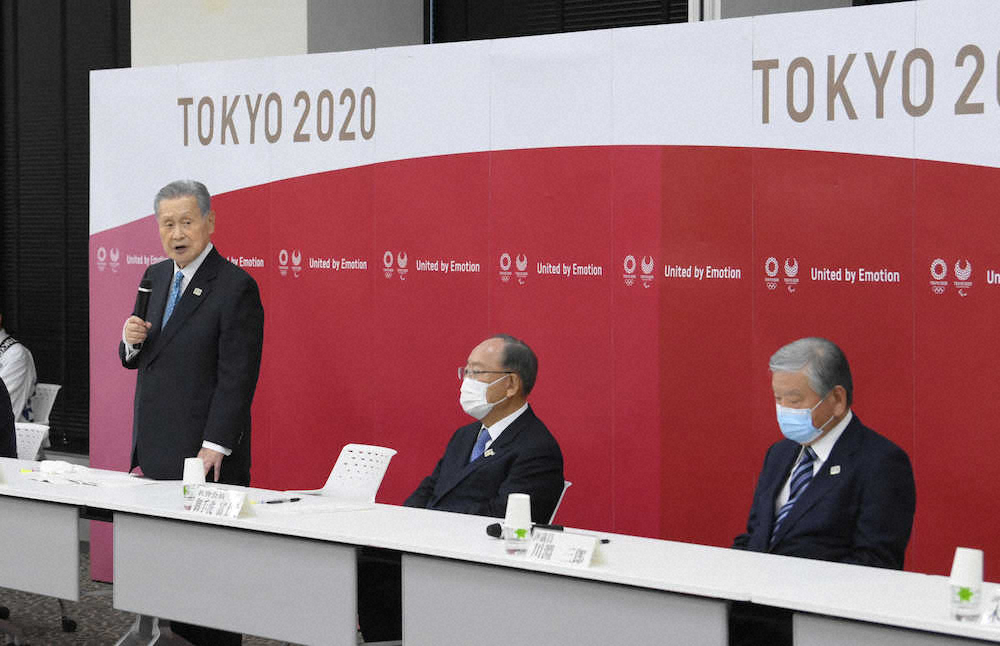 東京五輪・パラリンピック組織委の理事会と評議員会の合同懇談会で、あいさつする森会長（左）