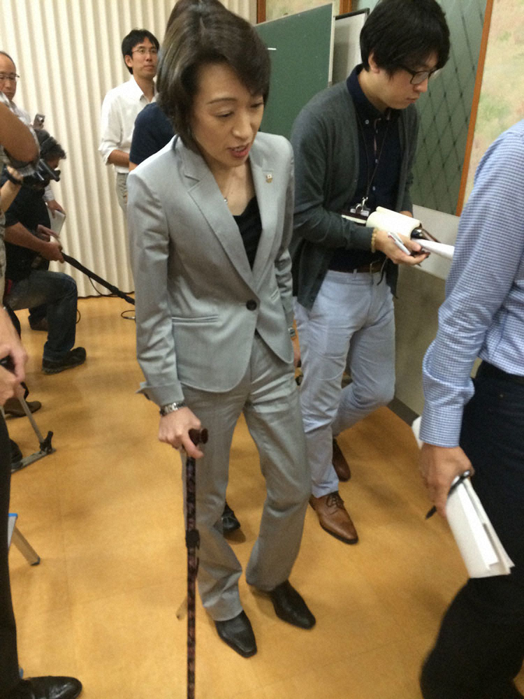 14年9月1日、右手の杖で体を支え、日本スケート連盟理事会の会場を後にする橋本聖子氏