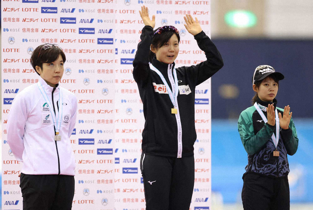 女子1500メートルの表彰式で関係者の拍手にこたえる優勝の高木美帆（中央）。左は2位の小平奈緒、右は3位の高木菜那