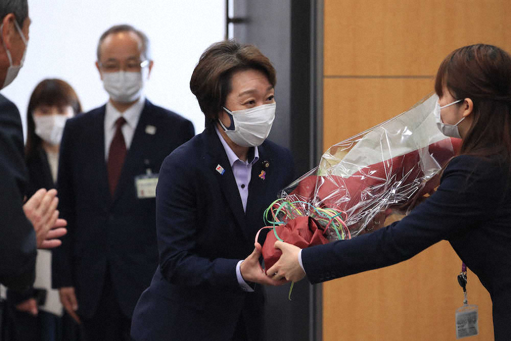 就任あいさつを前に、職員から花束を受け取る東京五輪・パラリンピック組織委員会の橋本会長（中央）