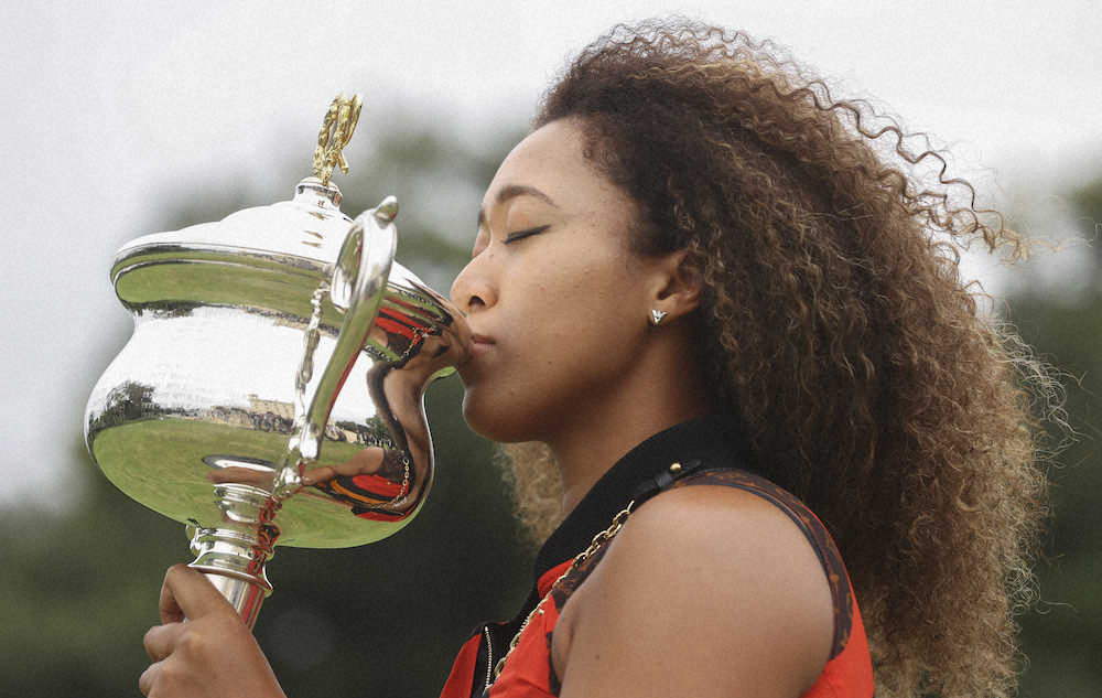 優勝トロフィーにキスする大坂なおみ（AP）