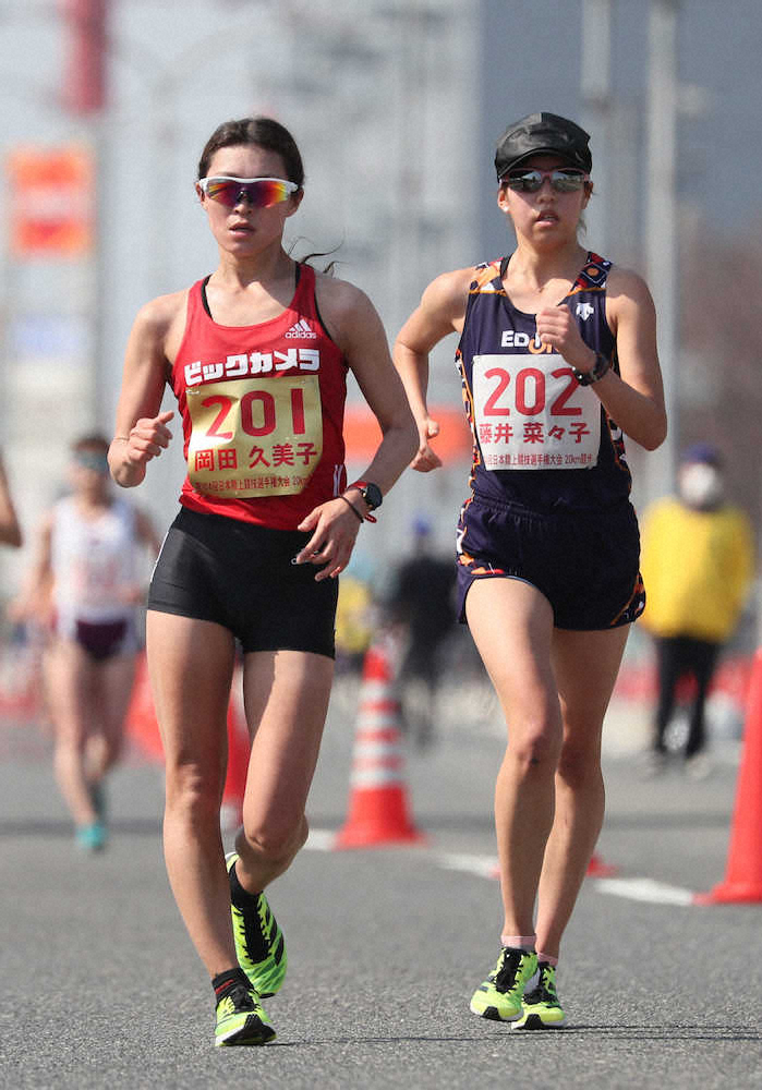 ＜第104回日本陸上選手権大会女子20Km競歩）デッドヒートを繰り広げる（左から）岡田久美子、藤井菜々子