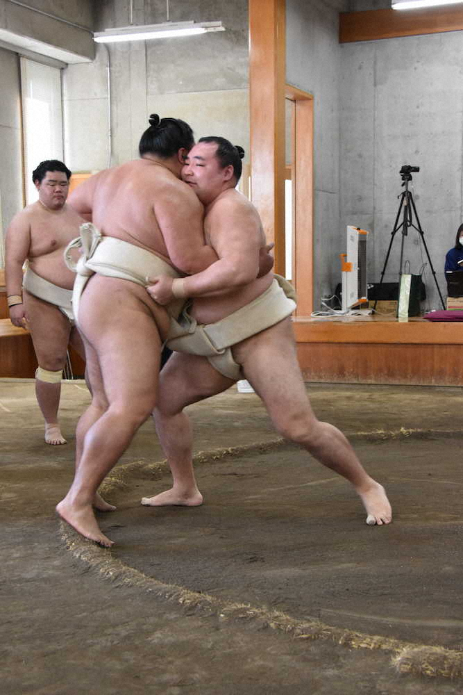 【画像・写真】4場所連続休場中、鶴竜「いい稽古ができた」　御嶽海に14戦全勝！2日間で30戦全勝