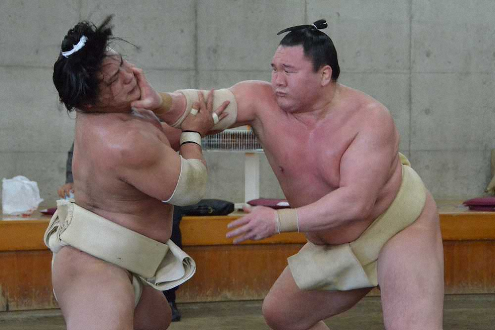 【画像・写真】横綱・白鵬が三番稽古で若隆景相手に30戦全勝　体力面は「戻ったかな」