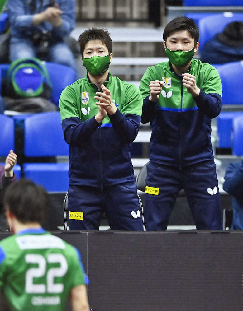 ＜東京・琉球＞第2試合に出場した大島（22）を、ベンチから鼓舞する東京・水谷（左）と張本