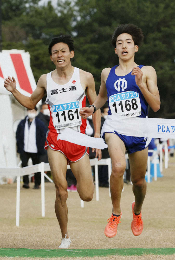 日本選手権クロスカントリー男子で優勝した三浦（右）と2位の松枝