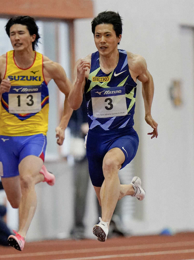 男子100メートル決勝で10秒39で優勝した山県亮太（右）