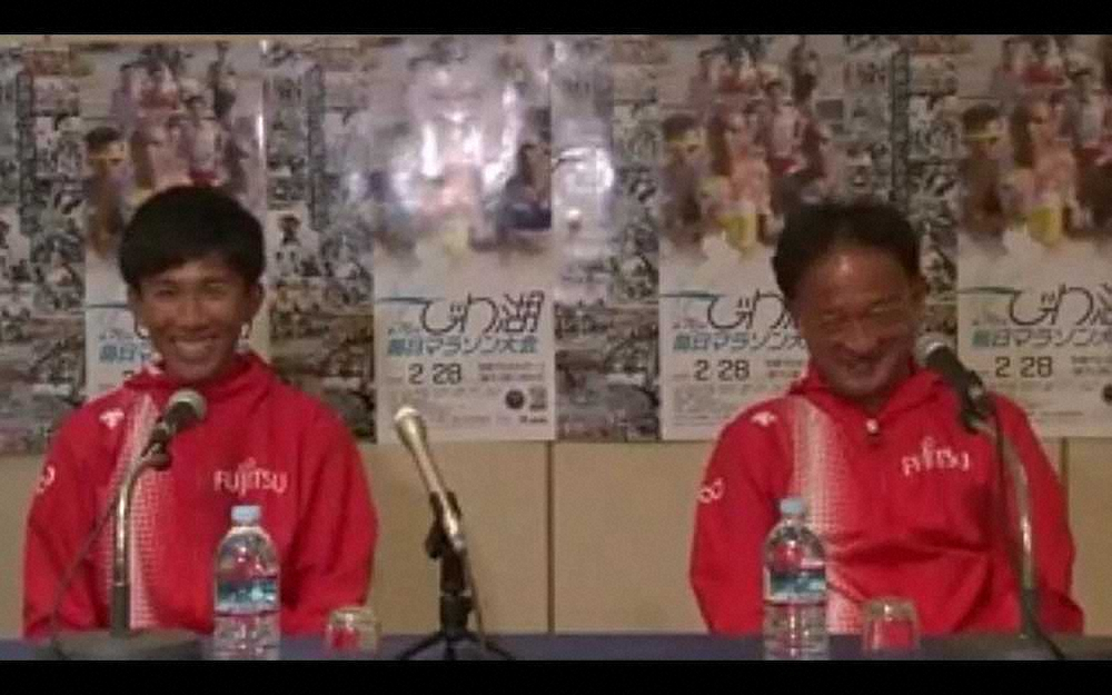 オンラインで記者会見した鈴木（左）と福嶋監督