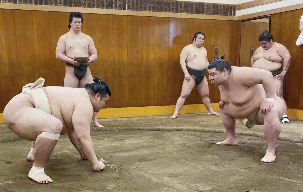 時津風部屋での稽古で豊山（左）と相撲を取る正代（日本相撲協会提供）