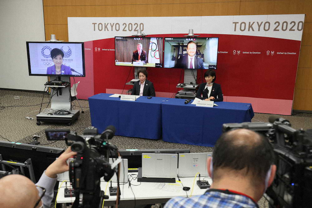 東京五輪・パラリンピックに向けた5者協議に臨む、大会組織委員会の橋本聖子会長（左）、丸川珠代五輪担当相（右）。リモートで参加するのは（左から）東京都の小池百合子知事、国際オリンピック委員会（IOC）のバッハ会長、国際パラリンピック委員会（IPC）のパーソンズ会長（代表撮影）
