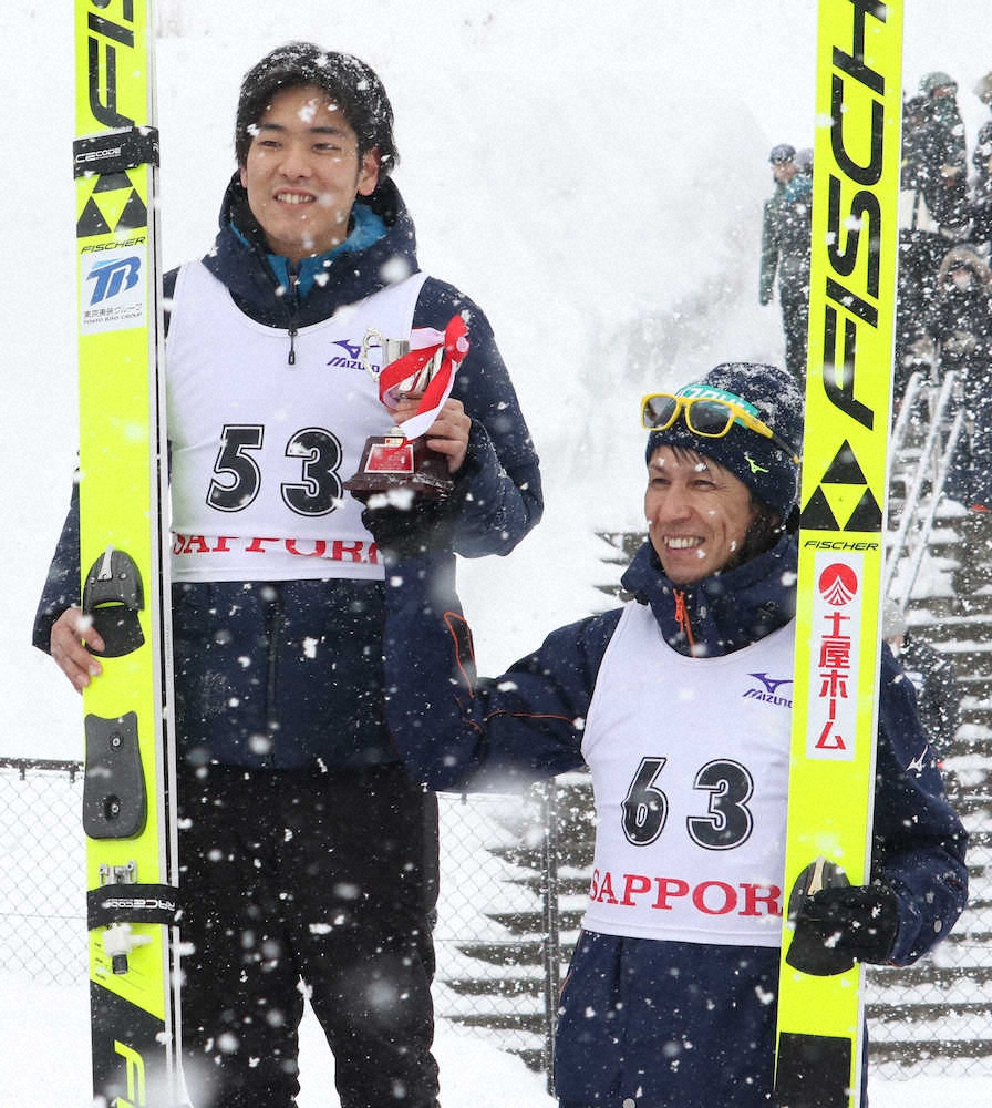 札幌五輪記念ジャンプ大会　3位タイの駒場（左）とともに笑顔の葛西