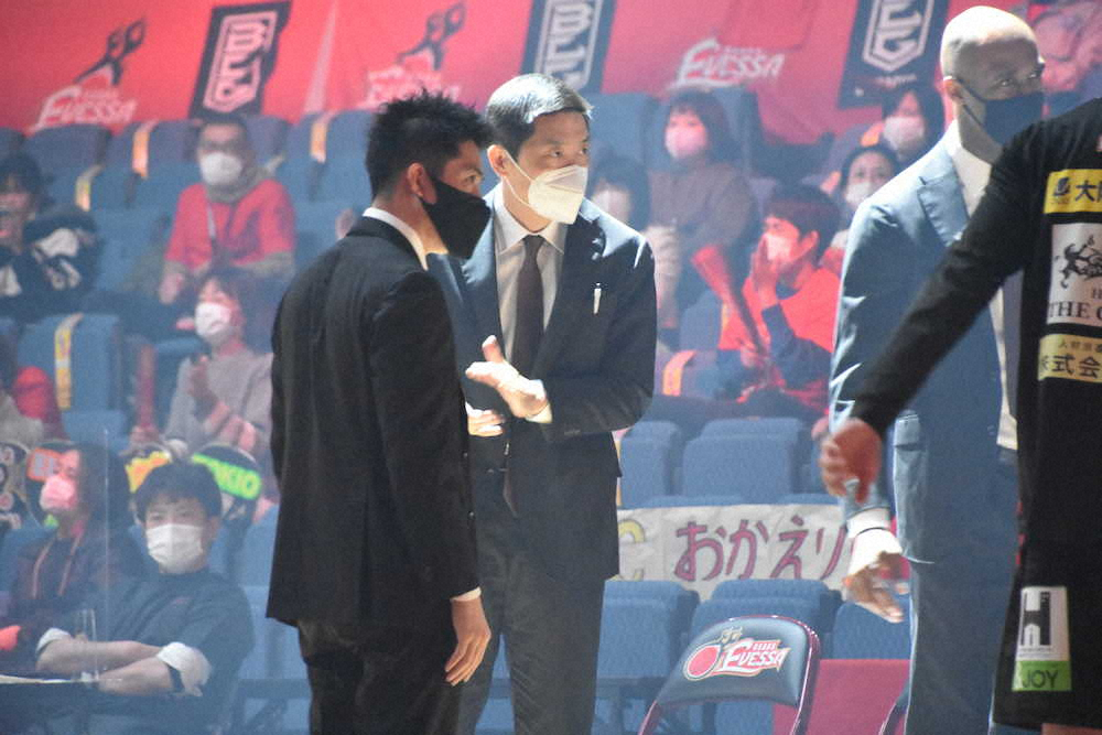 試合前に拍手で選手を送り出す竹野明倫アシスタントコーチ（左）と天日謙作ヘッドコーチ（左から2人目）