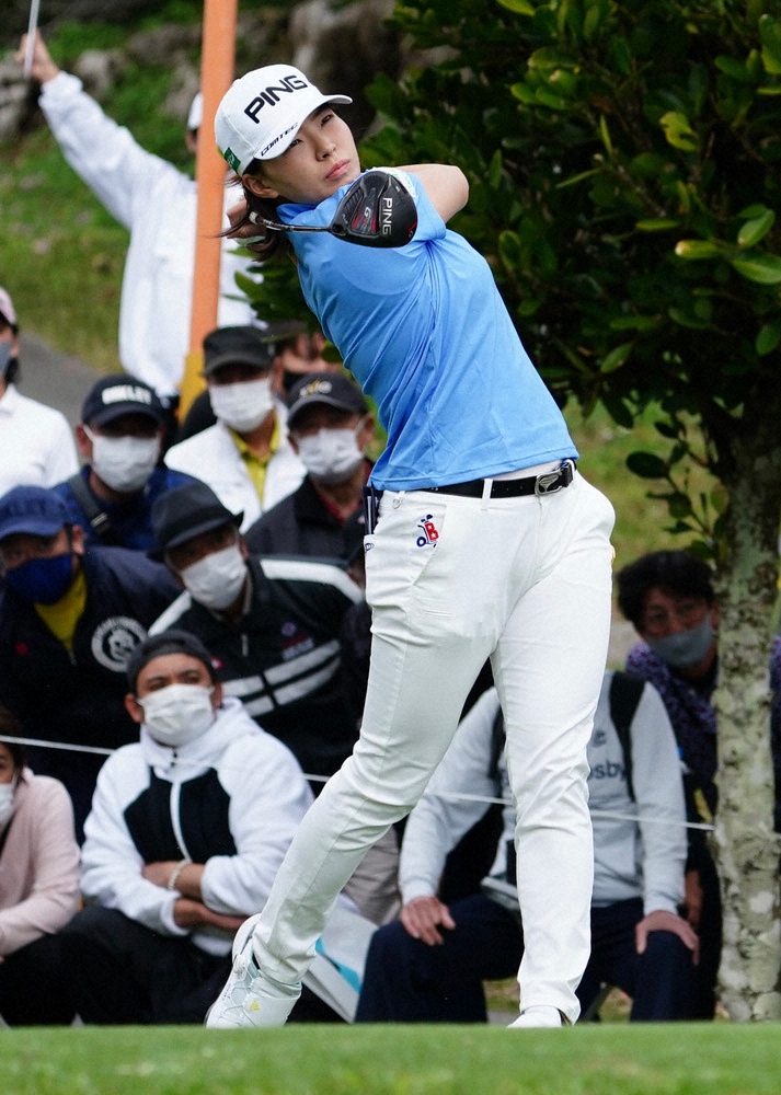 【画像・写真】21年初戦が沖縄で開幕　渋野日向子は1年3カ月ぶりの観客に“しぶこスマイル”　1番はパー発進