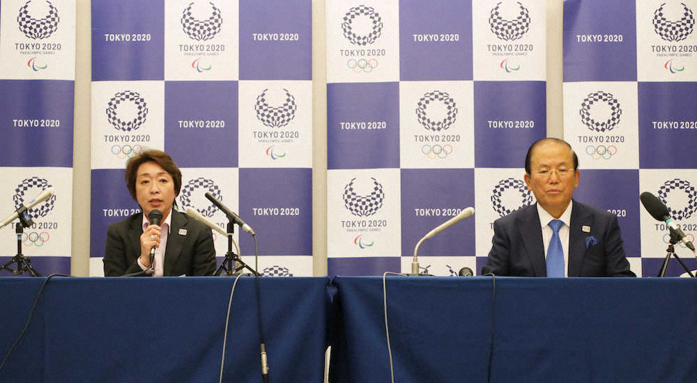 東京五輪・パラリンピック組織委員会の評議員会を終え、取材に応じる橋本会長と武藤事務総長