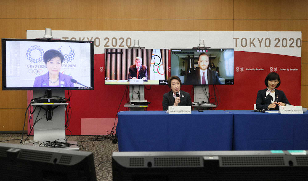 東京五輪・パラリンピックに向けた5者協議であいさつする大会組織委員会の橋本聖子会長（左）。右は丸川珠代五輪担当相。リモートで参加するのは（左から）東京都の小池百合子知事、国際オリンピック委員会（IOC）のバッハ会長、国際パラリンピック委員会（IPC）のパーソンズ会長