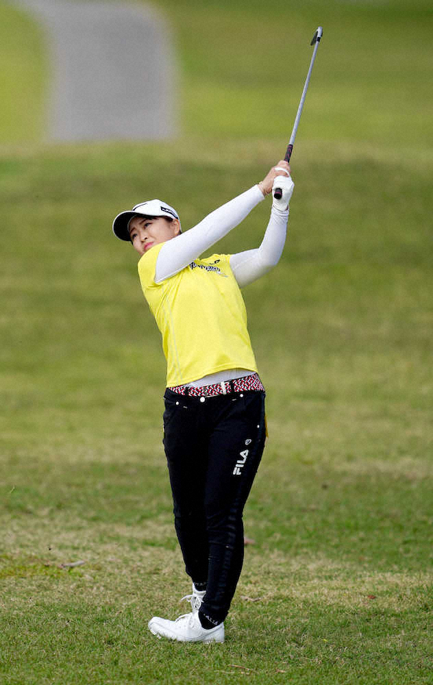 【画像・写真】西郷真央、首位キープ！風の判断ミスもパーセーブで危機回避　残り2日は「楽しむ」