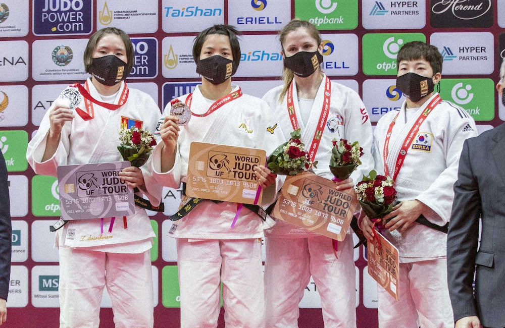 女子52キロ級で優勝し、表彰台で金メダルを手にする阿部詩（左から2人目）（国際柔道連盟提供）