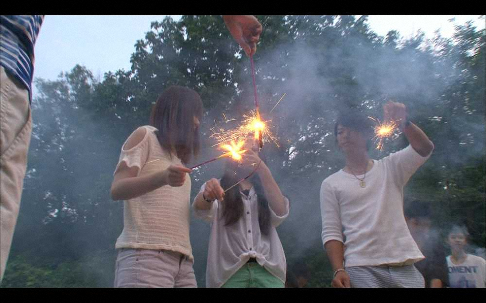 14年7月、石巻の子供たちと花火を楽しむ石川（日本テレビ提供）