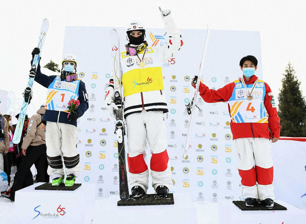 　フリースタイルスキーの世界選手権デュアルモーグル男子で3位に入り表彰台に立つ堀島行真（右）＝アルマトイ（FIS提供・共同）