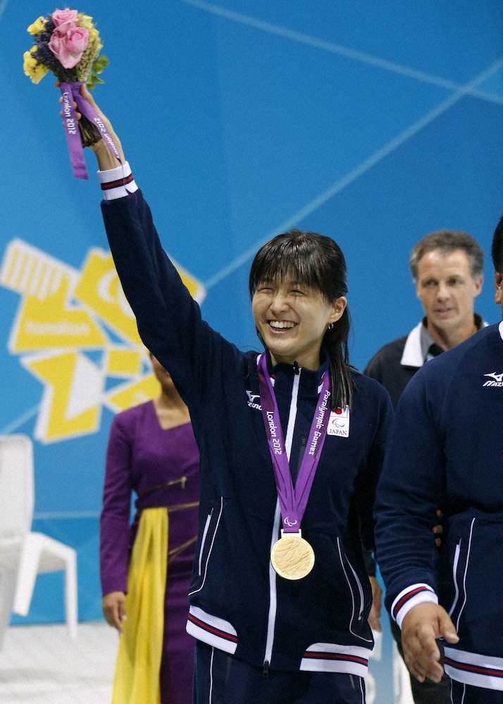 ロンドンパラリンピック競泳女子100メートル背泳ぎ金メダルの秋山里奈さん（共同）