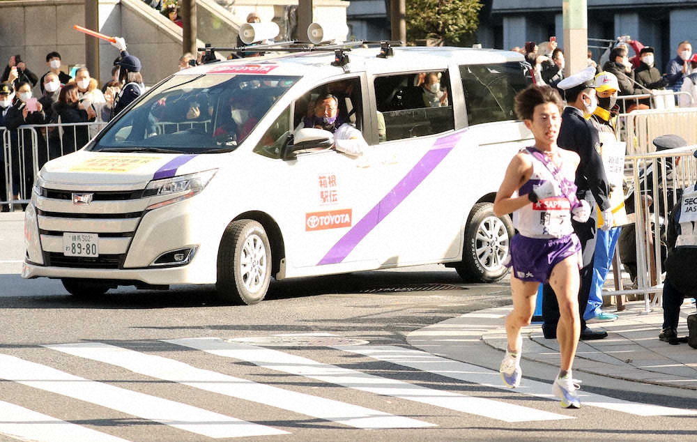【画像・写真】箱根10区、力走する石川（右）に声をかける駒大・大八木監督（中央）（撮影・木村　揚輔）